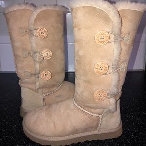 Tan tall uggs